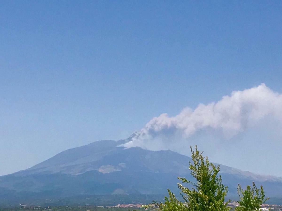 La Finestra Sull'Etna Hotel Motta Sant' Anastasia Exterior photo